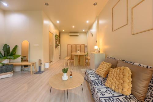 a living room with a couch and a table at Private house 4bedrooms at Thonglor 4bath5toilet 10people in Bangkok
