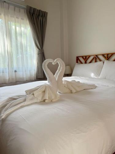 two swans are forming a heart on a bed at House with pool Srithanu Beach 2 in Koh Phangan