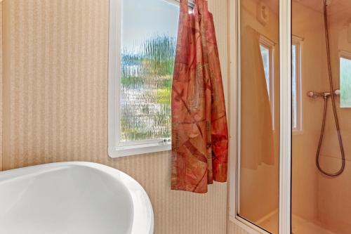 baño con ducha, lavabo blanco y ventana en Cocoon, en Sainte-Croix-du-Verdon