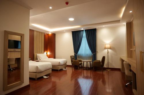 Postel nebo postele na pokoji v ubytování Crescent International Hotel