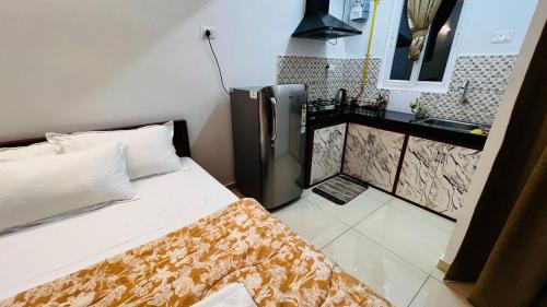 a small bedroom with a bed and a sink at Aesthetic Studio near Chettinadu Hospital in Kelambākkam