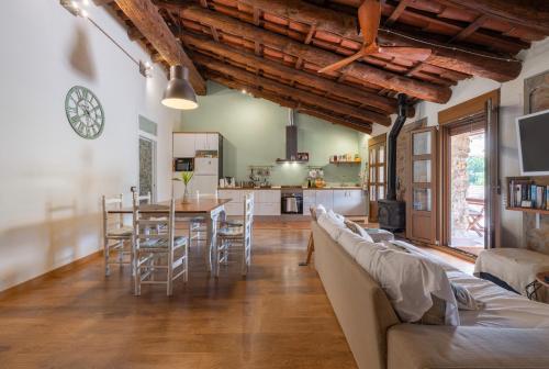 a kitchen and dining room with a table and chairs at Casa En Vistes Al Montsià I Prop in Ulldecona