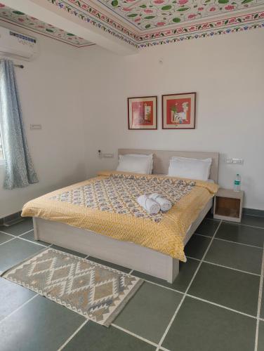 a bedroom with a bed in a room at Rising Shemesh Home Stay in Udaipur