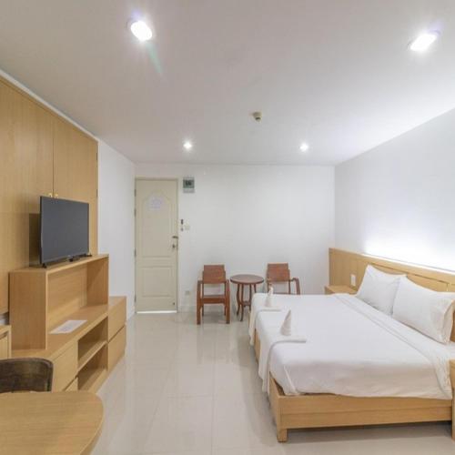 a hotel room with a bed and a television at Collection O Siam Privi Hotel in Bangkok