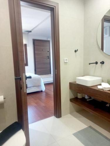 Ένα ή περισσότερα κρεβάτια σε δωμάτιο στο Ianos Living Spaces - 01