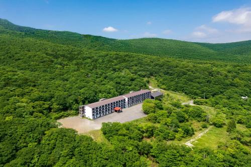 an overhead view of a building in the middle of a forest at YU-FURI Nasu-Takao Onsen Lodge in Nasu