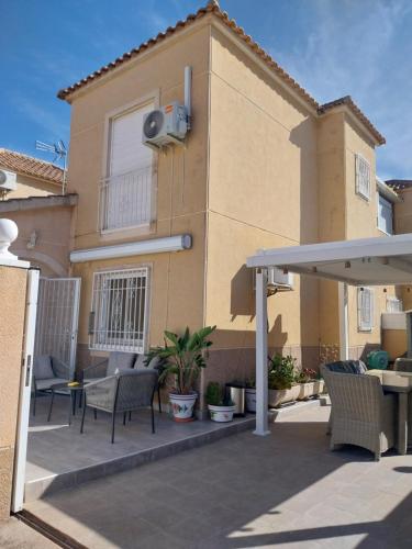 CASA CLARO maison familiale 4 chambres tout confort, jacuzzi privé, piscine commune, quartier résidentiel Los Balcones