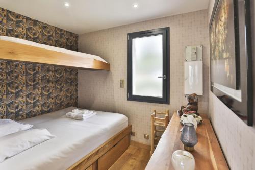 a small room with two beds and a window at Appartement cozy proche de la plage in Brétignolles-sur-Mer
