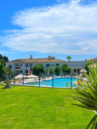 PATIO ALCORNOCAL BY RESIDEA