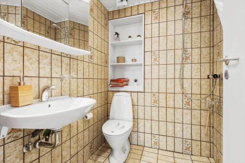 une salle de bain avec toilettes et lavabo dans l'établissement HA368-Hals-Skovvej-4-B, à Hals