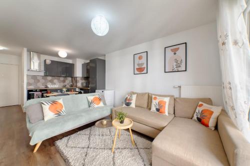 un soggiorno con divano e tavolo di Appartement Elégant a Saint-Ouen