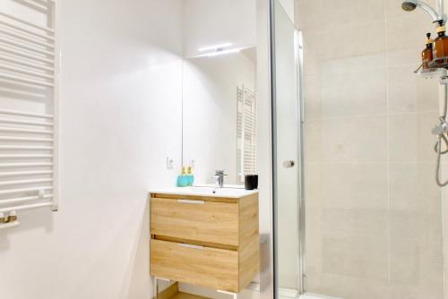 un bagno con lavandino e doccia di Appartement Elégant a Saint-Ouen