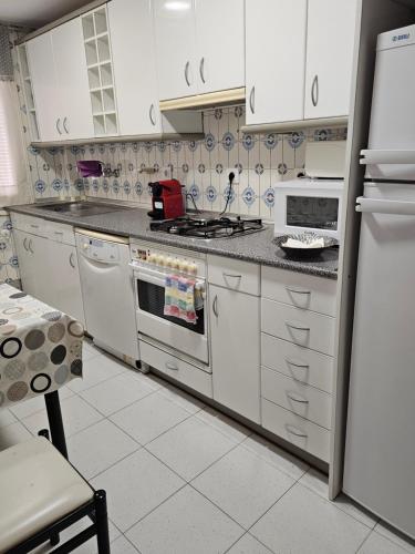 Kuchyň nebo kuchyňský kout v ubytování MEQUEDO Avenida Aragon 91