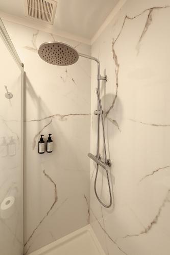 un bagno con doccia con porta in vetro di Hotel Palace Sevilla a Siviglia