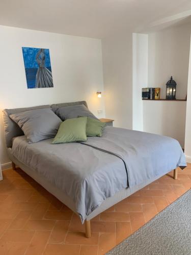 Una cama grande en una habitación con en Ferienwohnung Lulù, en Bingen am Rhein