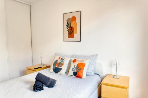un dormitorio con una cama con dos almohadas. en Appartement cosy parking privé, en Saint-Ouen