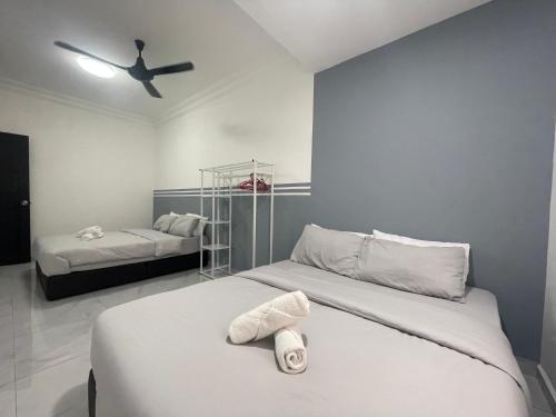 une chambre avec deux lits et un ventilateur de plafond dans l'établissement HM DREAM BBQ KTV Pool Double Storey up to 16 paxs Rumbia, à Johor Bahru