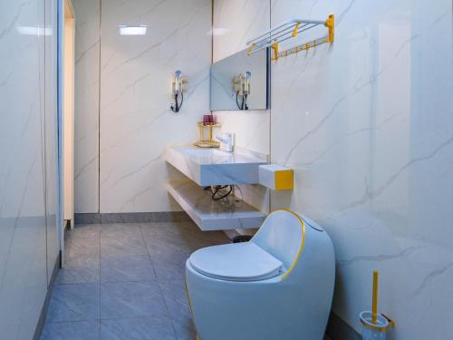 a bathroom with a blue toilet and a sink at Koh Rong New Beach in Kaôh Rŭng