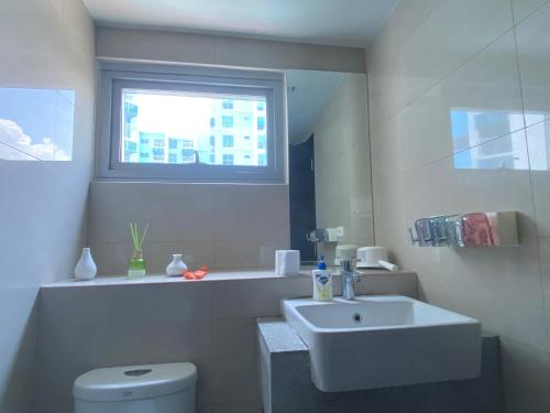 Koupelna v ubytování Pretty 1BR with Balcony Facing Infinity Pool Manila Bay Sunset Near Airports Okada Solaire with Free Parking