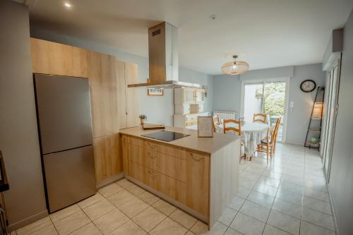 a kitchen with a sink and a counter top at Maison clim 3 ch Bord du Tarn Cours extérieure in Moissac