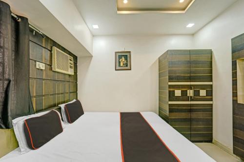 Collection O Bank More Dhanbad Formerly Hotel Sri Ganesh Jiにあるベッド