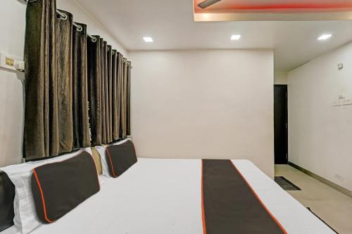 Collection O Bank More Dhanbad Formerly Hotel Sri Ganesh Jiにあるベッド