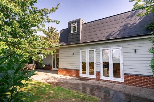 una vista exterior de una casa con patio en Garden Villa, en Cambridge