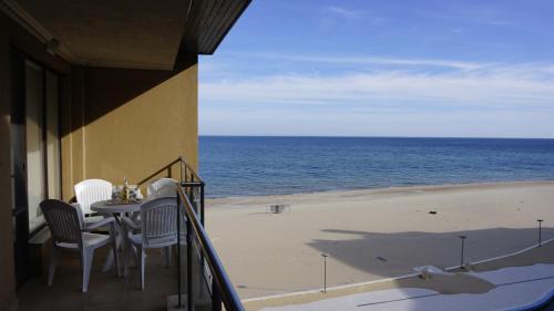 オブゾルにあるОбзор Бийч Апартаменти - Obzor Beach Apartmentsのバルコニー(テーブル、椅子付)、