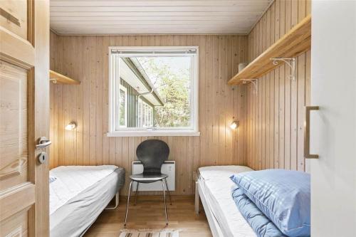 ein kleines Zimmer mit zwei Betten und einem Fenster in der Unterkunft 1583 Aakirkeby - Poserekrogen 8 in Vester Sømarken