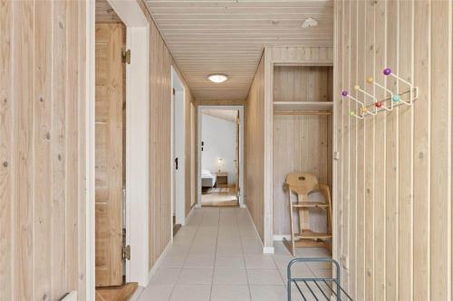 einen Flur eines Hauses mit Holzwänden in der Unterkunft 1583 Aakirkeby - Poserekrogen 8 in Vester Sømarken