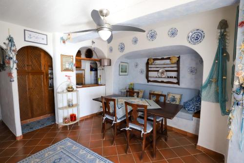 ein Esszimmer mit blauen und weißen Tellern an der Wand in der Unterkunft La Maison Bleue in Isola Rossa