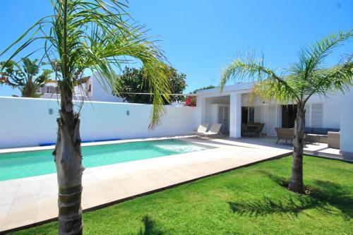 Bazén v ubytování Rompeolas Chalet, 6 minutes walking to the beach nebo v jeho okolí