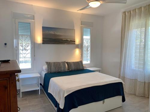 Postel nebo postele na pokoji v ubytování Rompeolas Chalet, 6 minutes walking to the beach