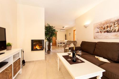 a living room with a couch and a fireplace at Luxuswohnung Sylt in Cala Ratjada