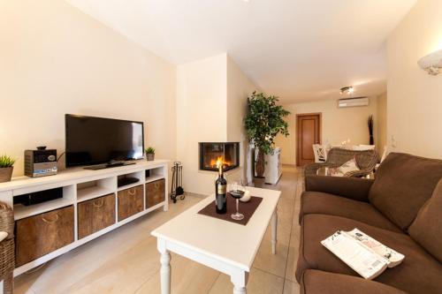 a living room with a couch and a tv at Luxuswohnung Sylt in Cala Ratjada