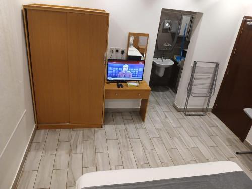 Cette chambre dispose d'un bureau et d'une télévision. dans l'établissement Masa Residences-شقق الماسة, à Médine