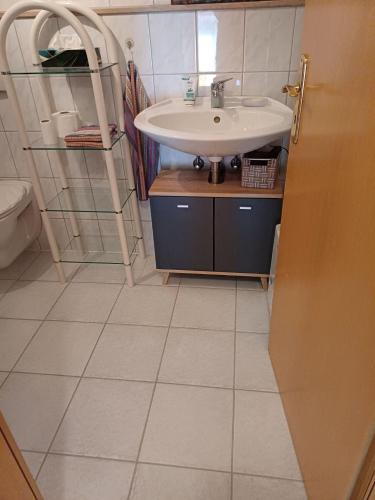 a bathroom with a sink and a toilet at Ferienwohnung-Sonnenschein-Tauberbischofsheim in Tauberbischofsheim