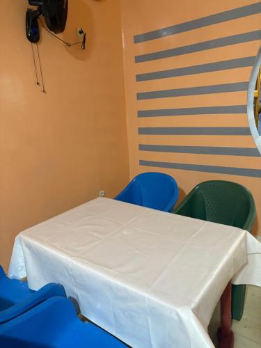 a hospital room with a table and chairs at CafetHorizon in Sébikhoutane