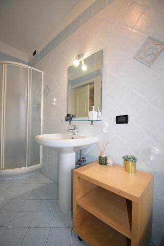 a bathroom with a sink and a mirror and a shower at La Casa Gandolfi in Castello dʼArgile