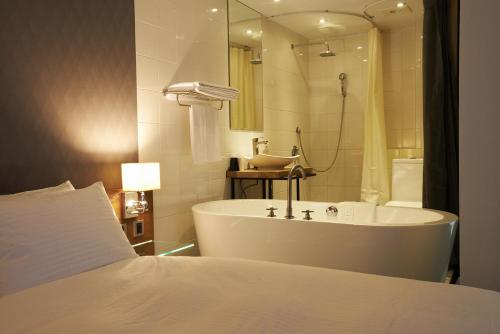 Ένα μπάνιο στο Hotel That