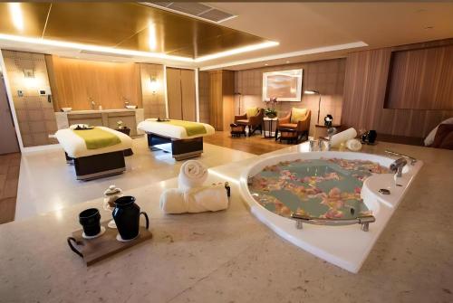 Postel nebo postele na pokoji v ubytování Pretty 1BR with Balcony Facing Infinity Pool Manila Bay Sunset Near Airports Okada Solaire with Free Parking