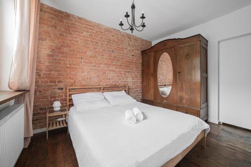 Retro cozy apartment 10 minutes to beach and 15 minutes to old city