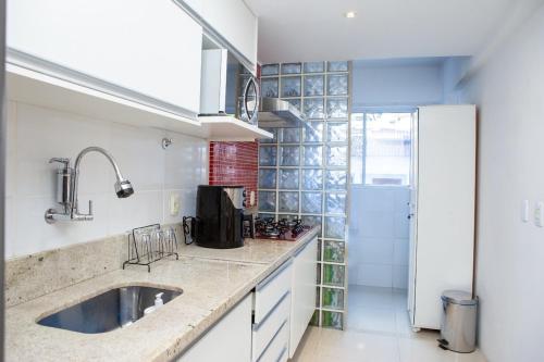 Kuchyň nebo kuchyňský kout v ubytování Apartamento em São Gonçalo - Perto do Centro
