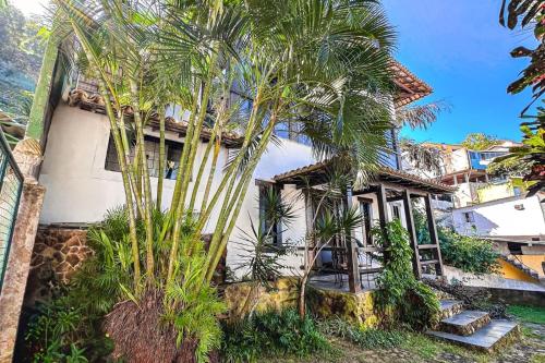 Taman di luar Loft Praia dos Anjos