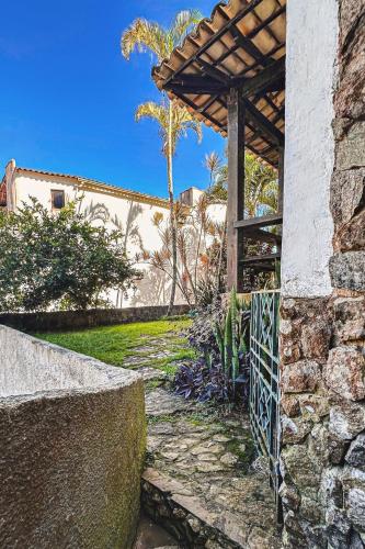 Taman di luar Loft Praia dos Anjos