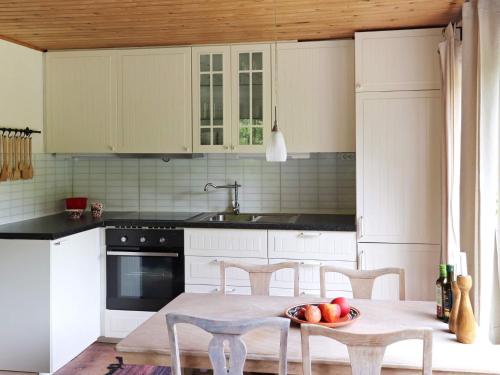 Η κουζίνα ή μικρή κουζίνα στο 4 person holiday home in Åsljunga-By Traum