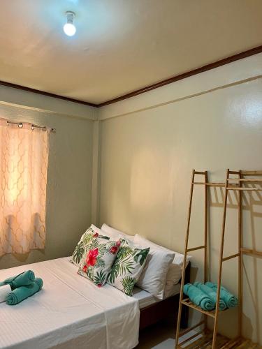 a small room with a bed and a ladder at Casa Huway in El Nido