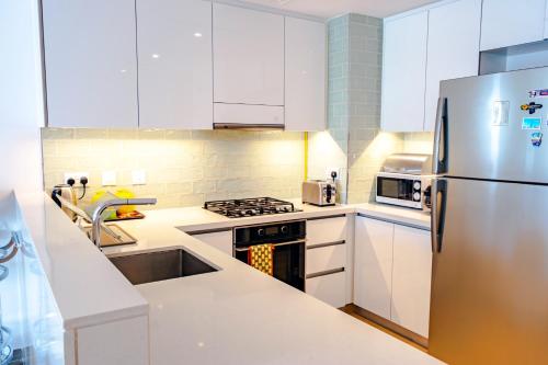 Sophisticated 2BR in Mayan with Golf View 905にあるキッチンまたは簡易キッチン