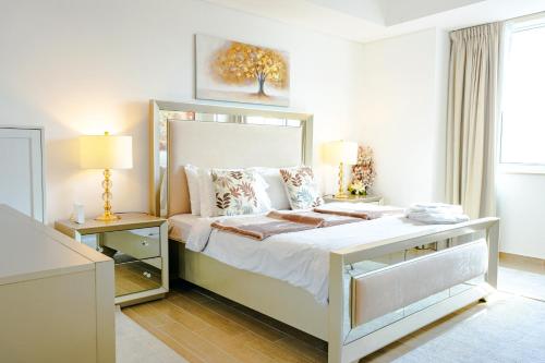Sophisticated 2BR in Mayan with Golf View 905にあるベッド