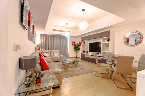 Sophisticated 2BR in Mayan with Golf View 905にあるシーティングエリア